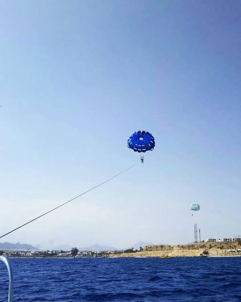 Aventure en mer Bateau de verre & tube & parachute ascensionnel à sharm